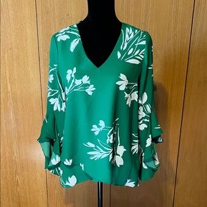 Vince Camuto trumpet sleeve, green and white V-neck blouse Sz. Sm. NWT!